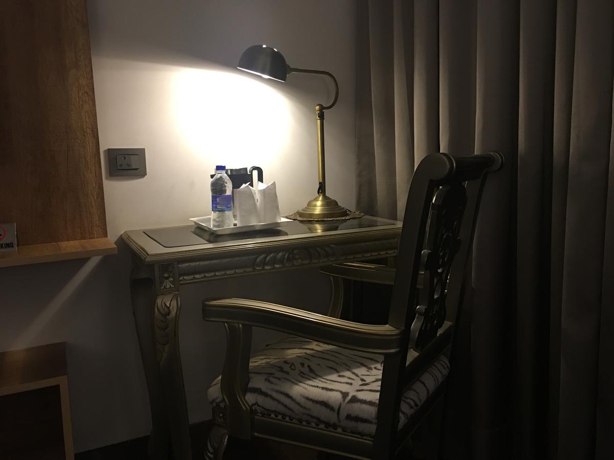 Hotel Posh Chandīgarh Eksteriør bilde