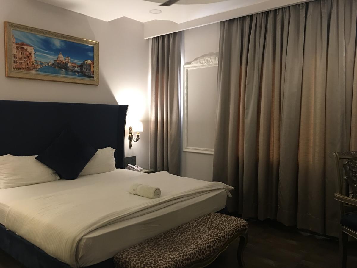 Hotel Posh Chandīgarh Eksteriør bilde
